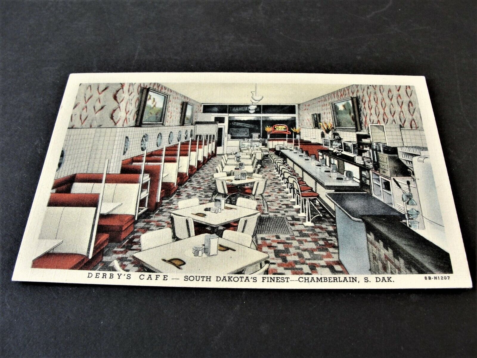 Derby's Cafe, South Dakota's Finest, Chamberlain, S.Dak. - Unposted Postcard. 