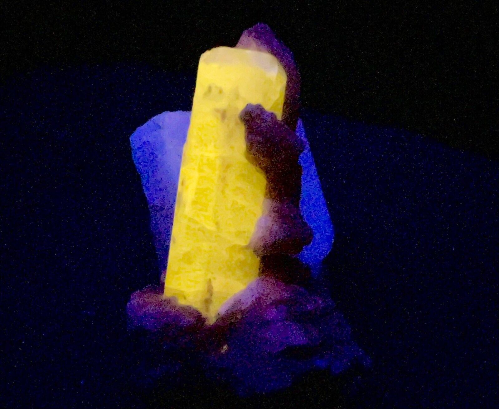 82 Carat Extraordinary Rare Fluorescent Apatite Crystal On Feldspar @Pakistan