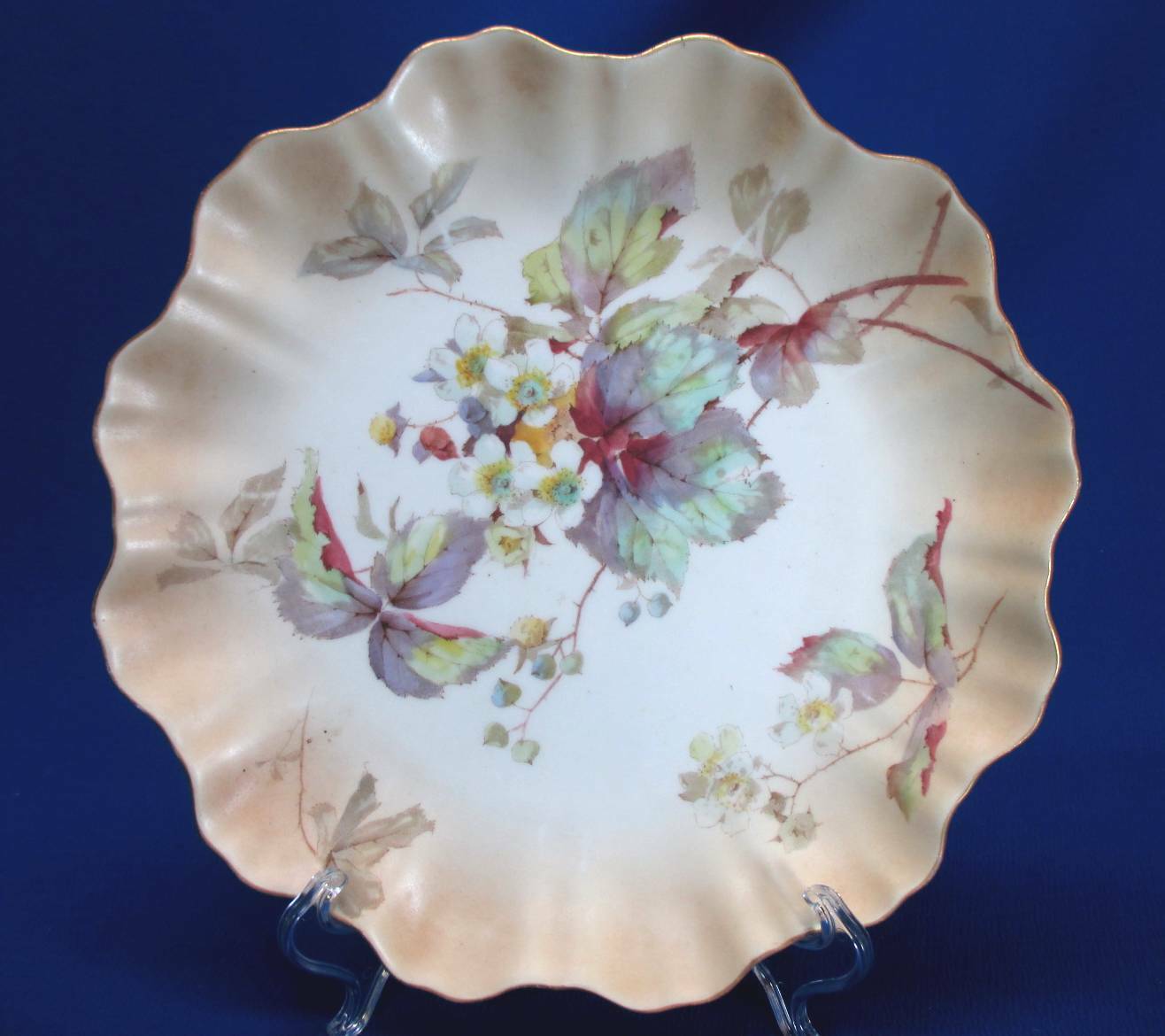 EARLY ROYAL DOULTON SCALLOPED PLATE WITH BLACKBERRY BRAMBLES