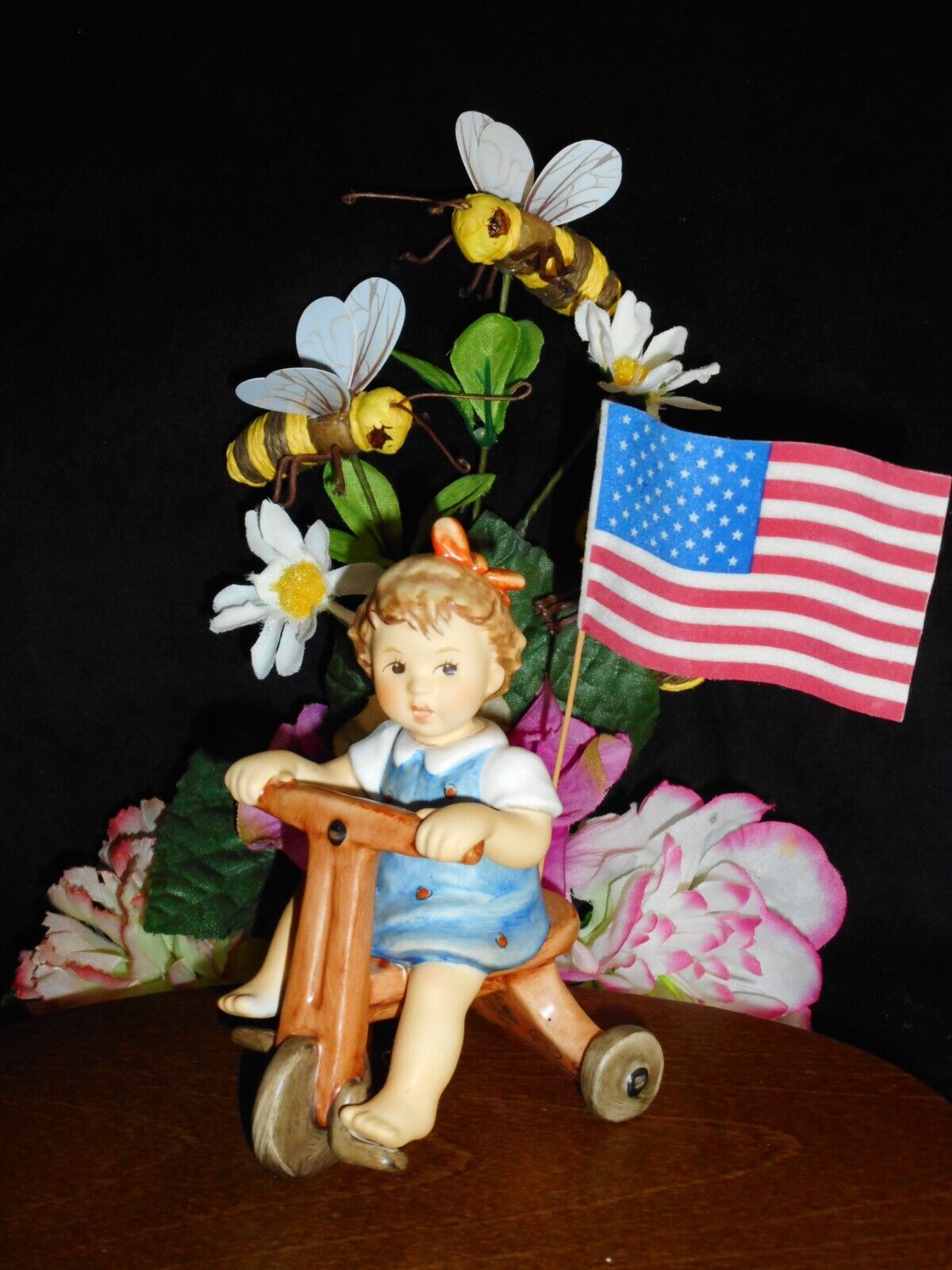 HUMMEL FIGURINE 2279 LOOK AT ME  TRIKE w/HEART ON BACK w/FLAGS FIRST ISSUE TM8