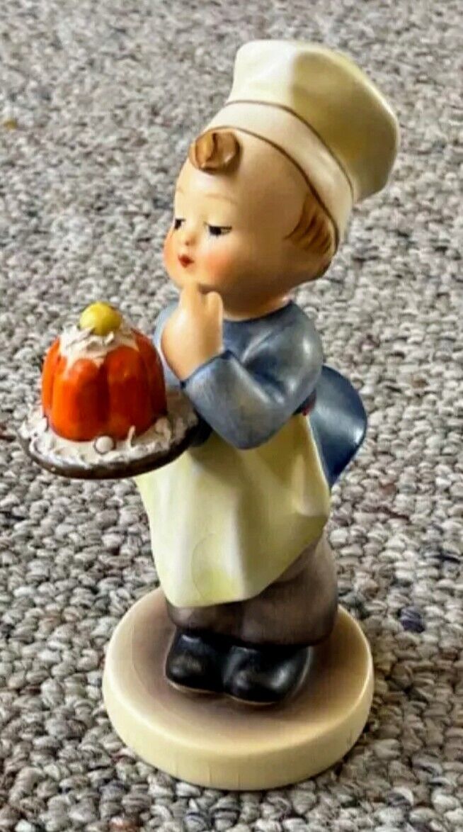 Goebel Hummel Figurine 128 Baker 1964