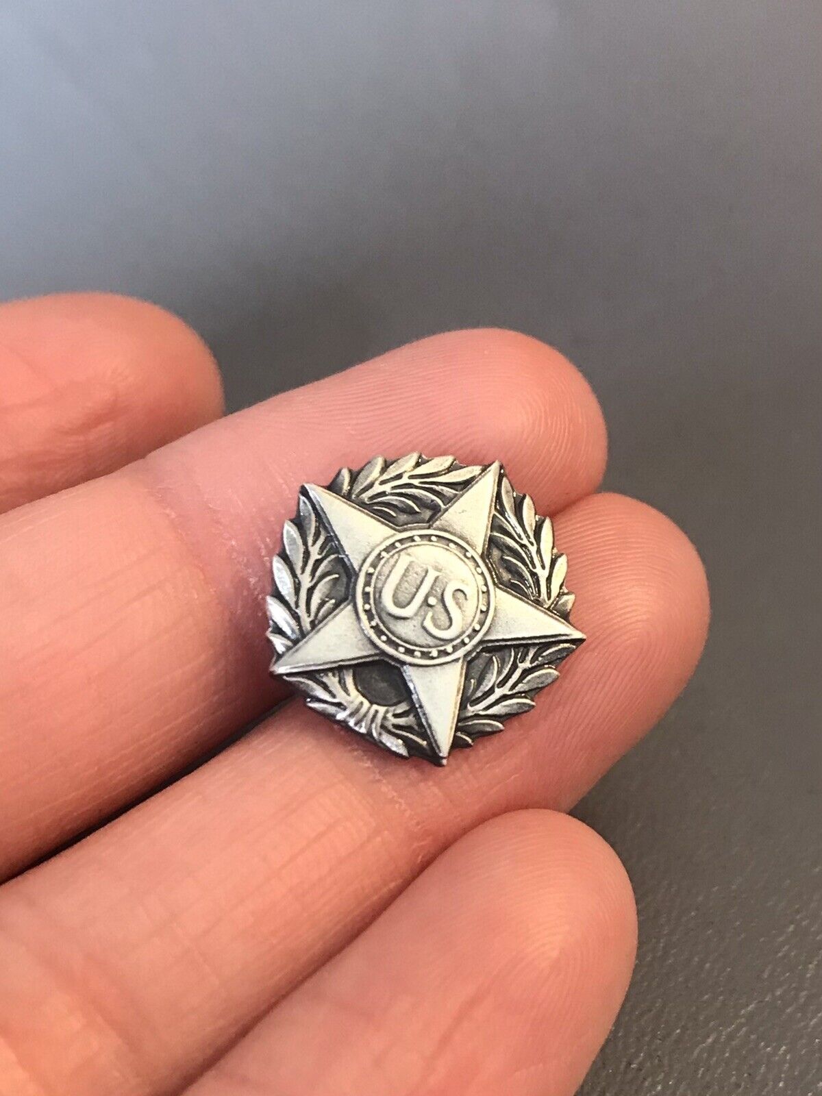 RARE WW1 HONORABLE DISCHARGE/VICTORY LAPEL PIN, SILVER WOUNDED GOV RESTRIKE