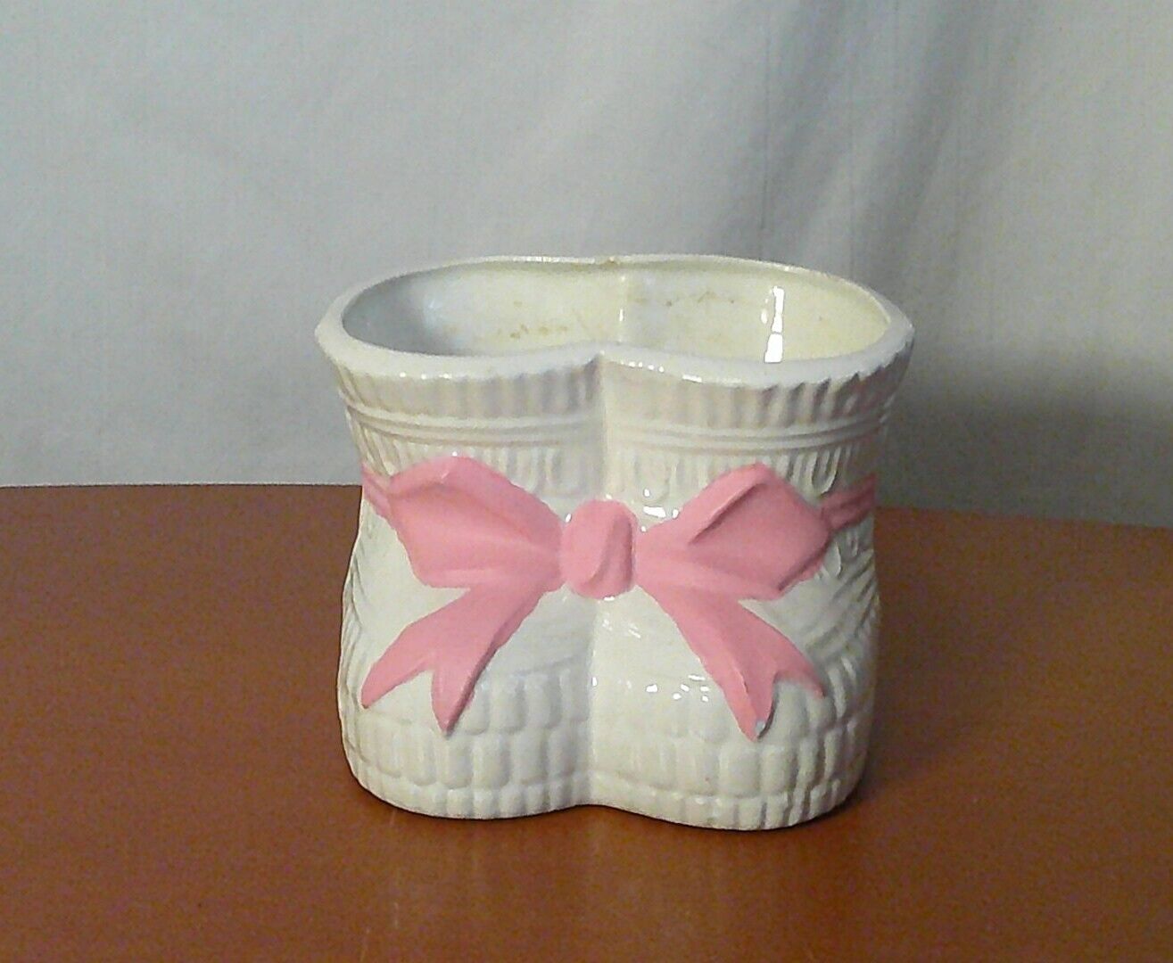 Baby Shoes Planter white with a painted pink bow no markings
