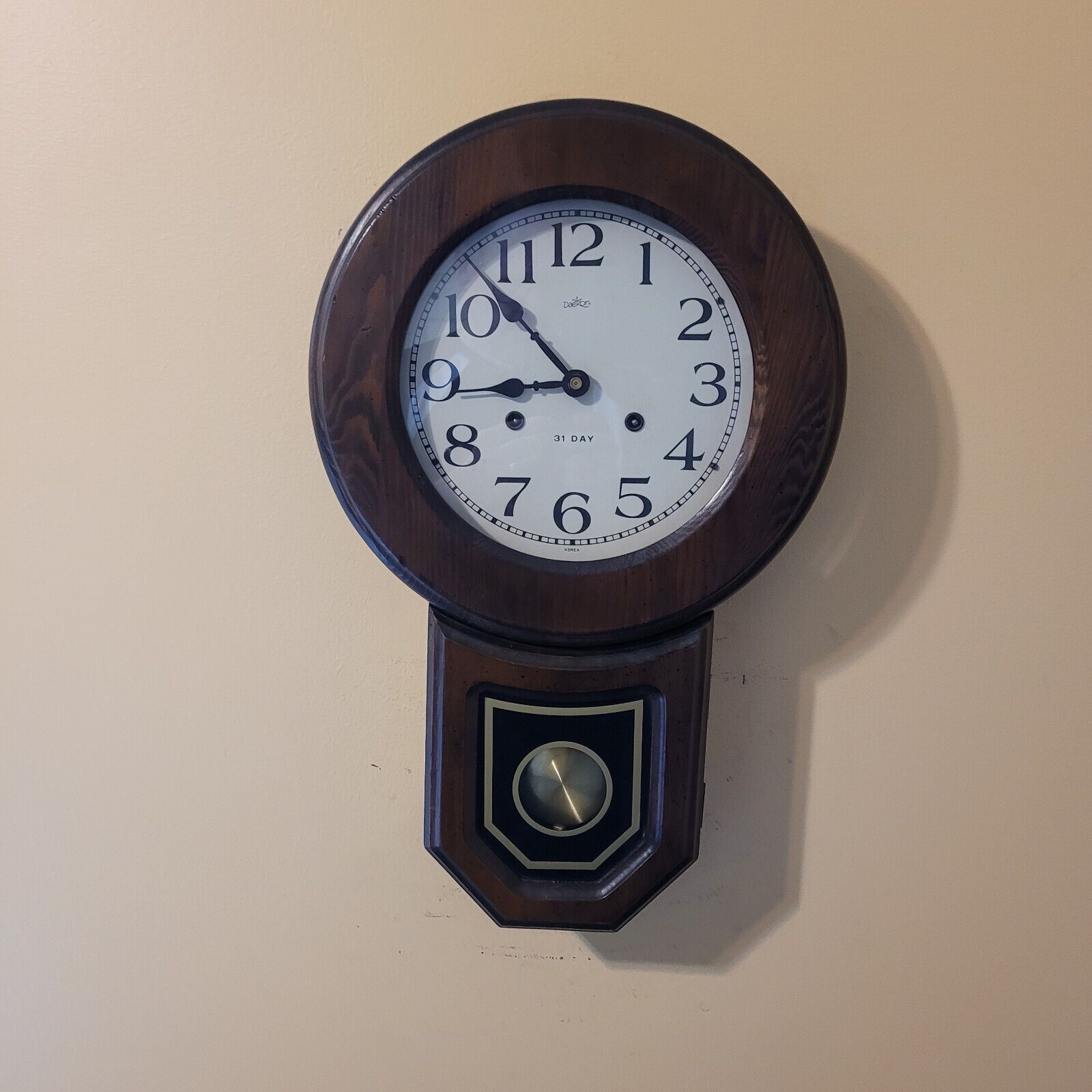 Vintage Daekor 31-Day Wall Clock Key and Chimes Wokring
