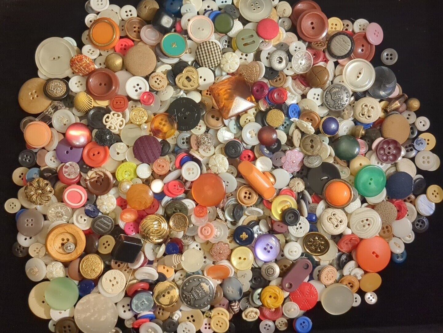 Huge 2lb lot of assorted vintage buttons