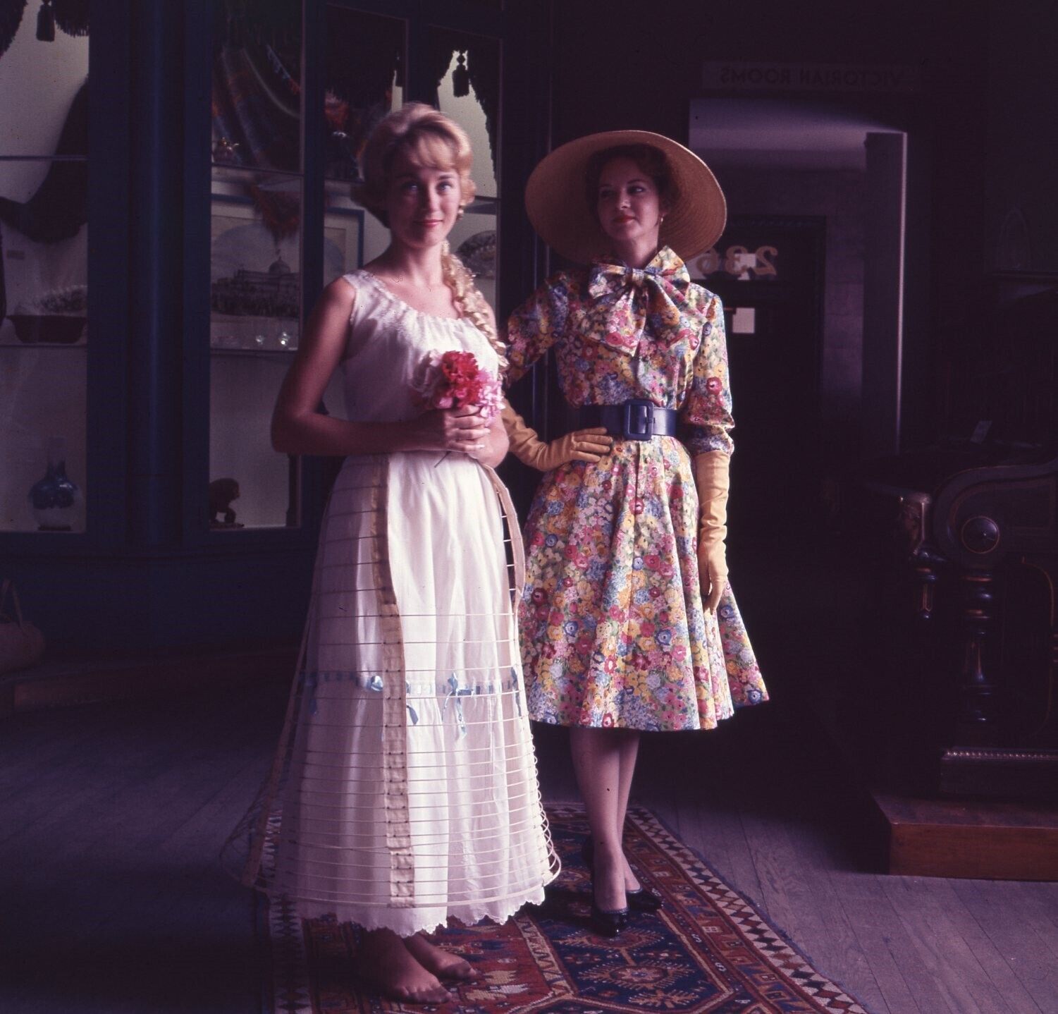 KF11-778 1962 WOMEN\'S 1862 BIRDCAGE DRESS BROOKLYN MUSEUM 2 1/4\