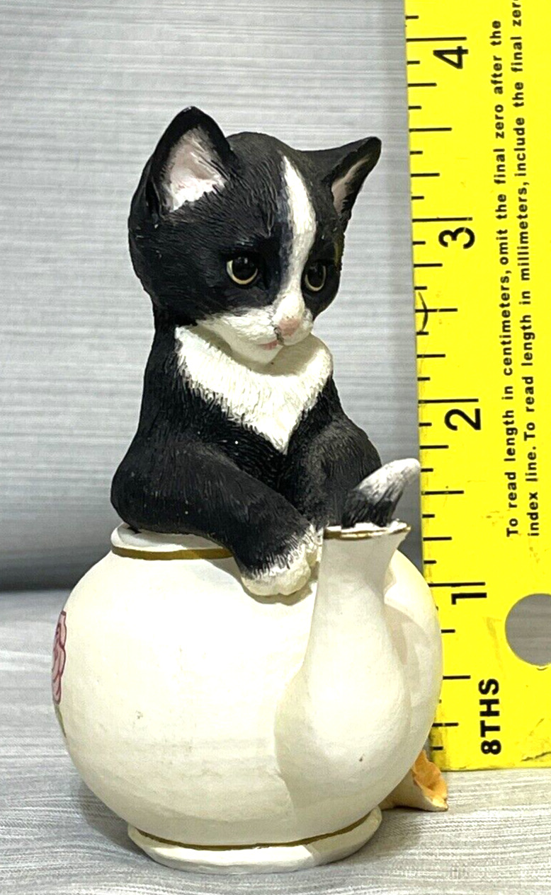 Country Artists A Curious Tale Cat In Flower Teapot Collectible Figurine CA02822