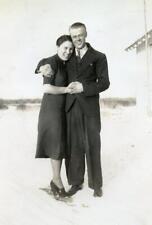 ZZ329 Vintage Photo JOVIAL COUPLE IN THE SNOW 