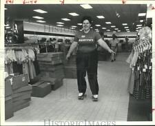 1984 Press Photo Mervyn's employee Rill Partlow roller-skates through store picture