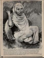 1966 Press Photo Disabled woman shows sign of food shortage in Bihar, India picture