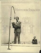 1927 Press Photo Wisconsin Governor Fred R. Zimmerman reading at State Fair picture