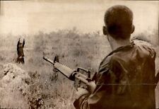 LG44 1969 Wire Photo ENEMY SOLDIER UNDER THE GUN US MILITARY VIETNAM WAR AMBUSH picture