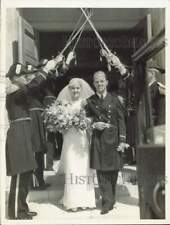 1933 Press Photo Ensign John Leeds and bride leave the Holy Innocents Church, CA picture