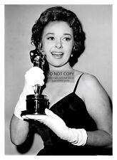 SUSAN HAYWARD HOLDING AN OSCAR FOR BEST ACTRESS IN I WANT TO LIVE 5X7 PHOTO picture