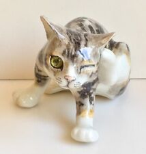 BEAUTIFUL WINSTANLEY SCRATCHING TABBY CAT WITH ONE EYE CLOSED SIZE 3 picture