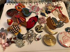 VINTAGE ESTATE LOT OF JUNK BROOCHES picture