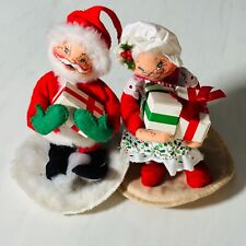 AnnaLee Dolls Mr. & Mrs. Claus Carrying Gifts  Pre-owned Around 1990 No Tags 8