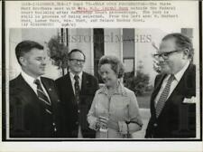 1975 Press Photo Mrs. H.L. Hunt and Hunt brothers outside Lubbock federal court. picture