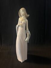 Rare Lladro Ingenue Princess 07525. 8.5 inches tall. Retired 1998.  picture
