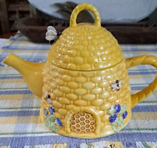 Kate Williams yellow bee teapot picture