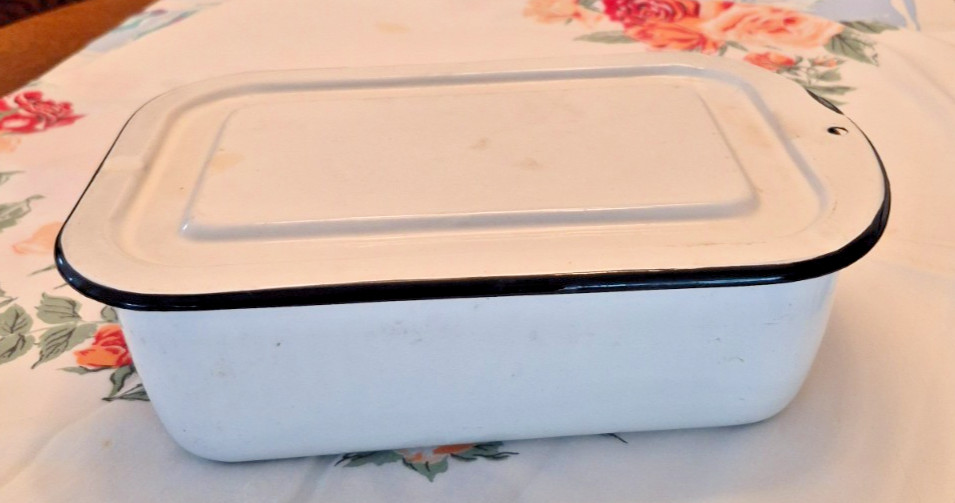 Enamelware Refrigerator Storage Container with Lid, Good Vintage Condition Enamelware Refrigerator Storage Container with Lid, Good Vintage Condition
