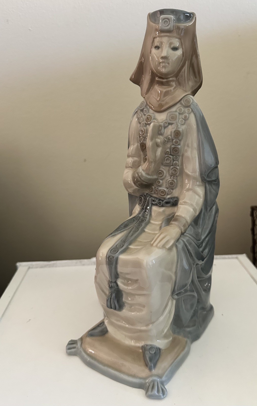 Lladro Gothic Queen / Regal Queen on throne collectible porcelain figurine 