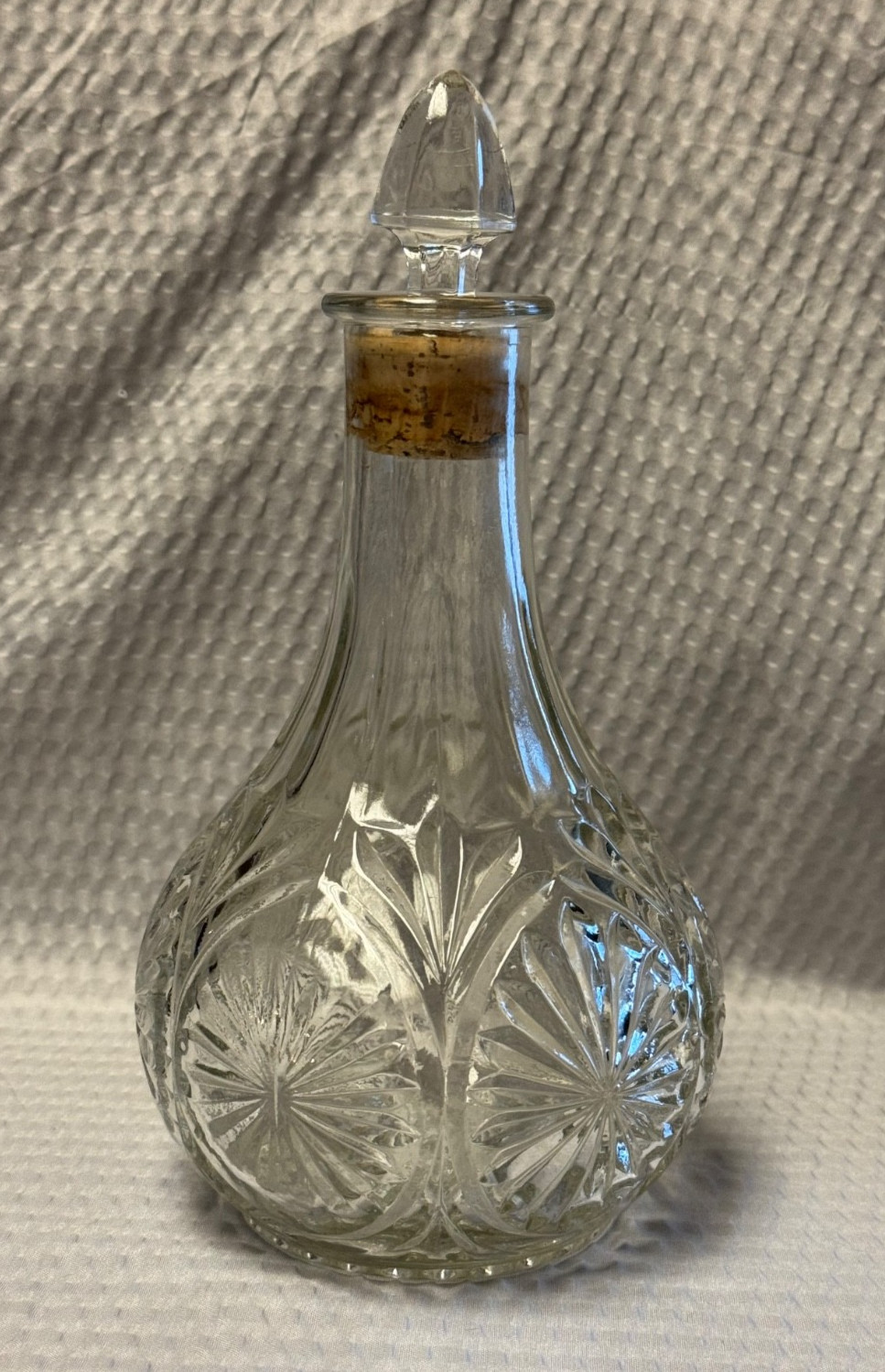 Beautiful Vintage Anchor Hocking Cameo Star Medallion Pressed Glass Decanter Beautiful Vintage Anchor Hocking Cameo Star Medallion Pressed Glass Decanter