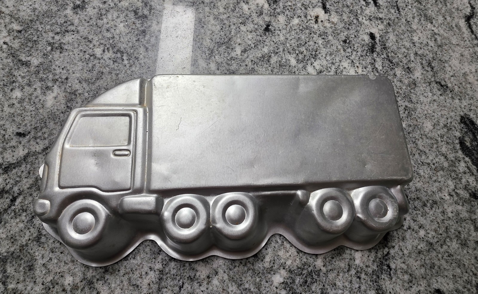 Vintage 1986 Wilton 18-Wheeler Semi Truck Cake Pan Aluminum Mold 2105-0018 Vintage 1986 Wilton 18-Wheeler Semi Truck Cake Pan Aluminum Mold 2105-0018