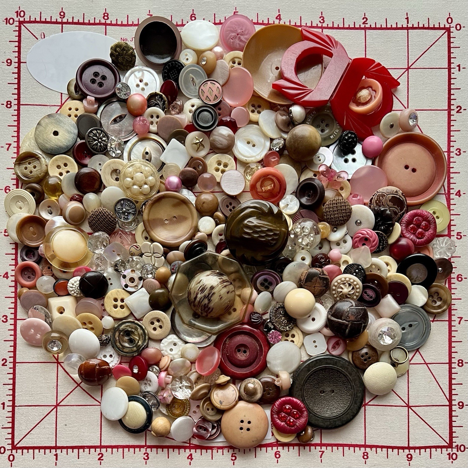 250 Buttons - mostly vintage from Estate Collection - lot 33 250 Buttons - mostly vintage from Estate Collection - lot 33