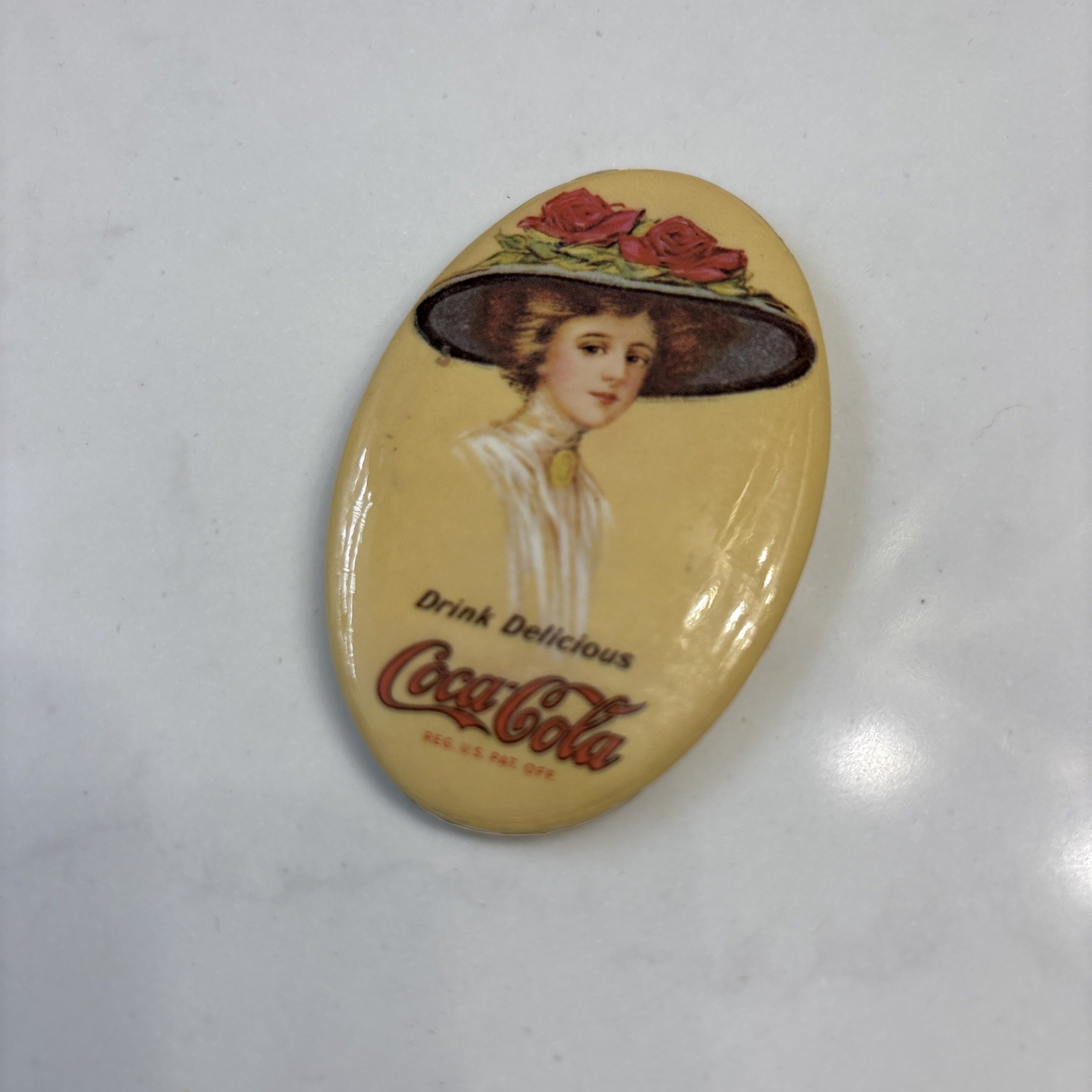 Vintage 1970\'s Coca-Cola Oval Compact Mirror Em1