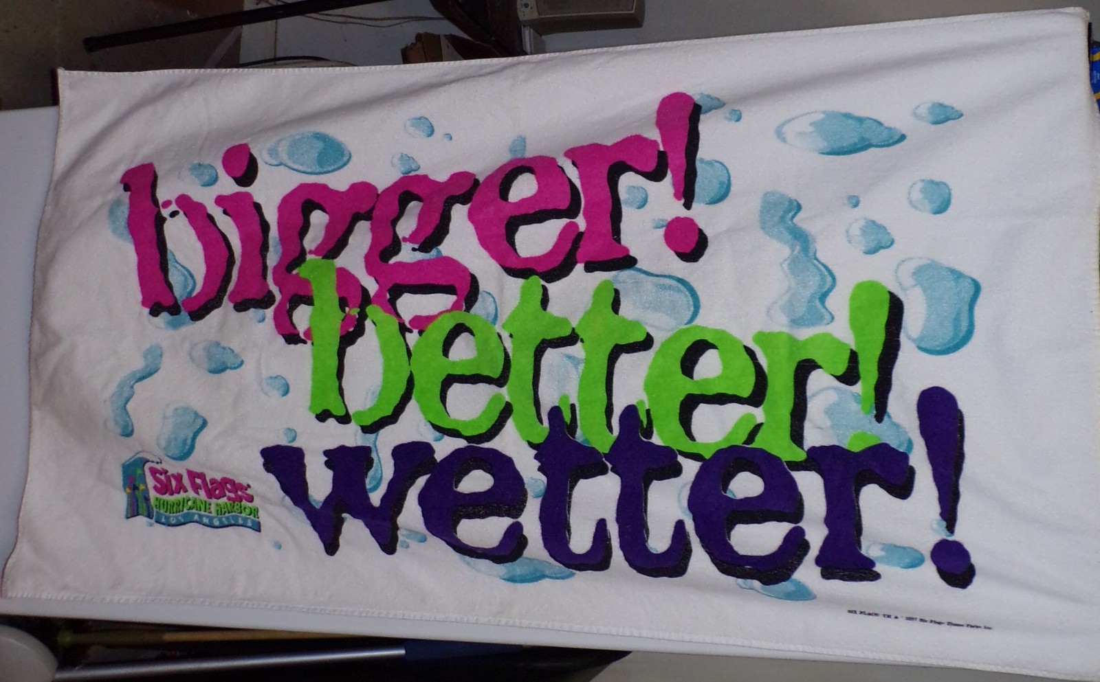VINTAGE 1997 SIX FLAGS OVER LOS ANGELES HURRICANE HARBOR BEACH TOWL 29 X 54 INCH VINTAGE 1997 SIX FLAGS OVER LOS ANGELES HURRICANE HARBOR BEACH TOWL 29 X 54 INCH