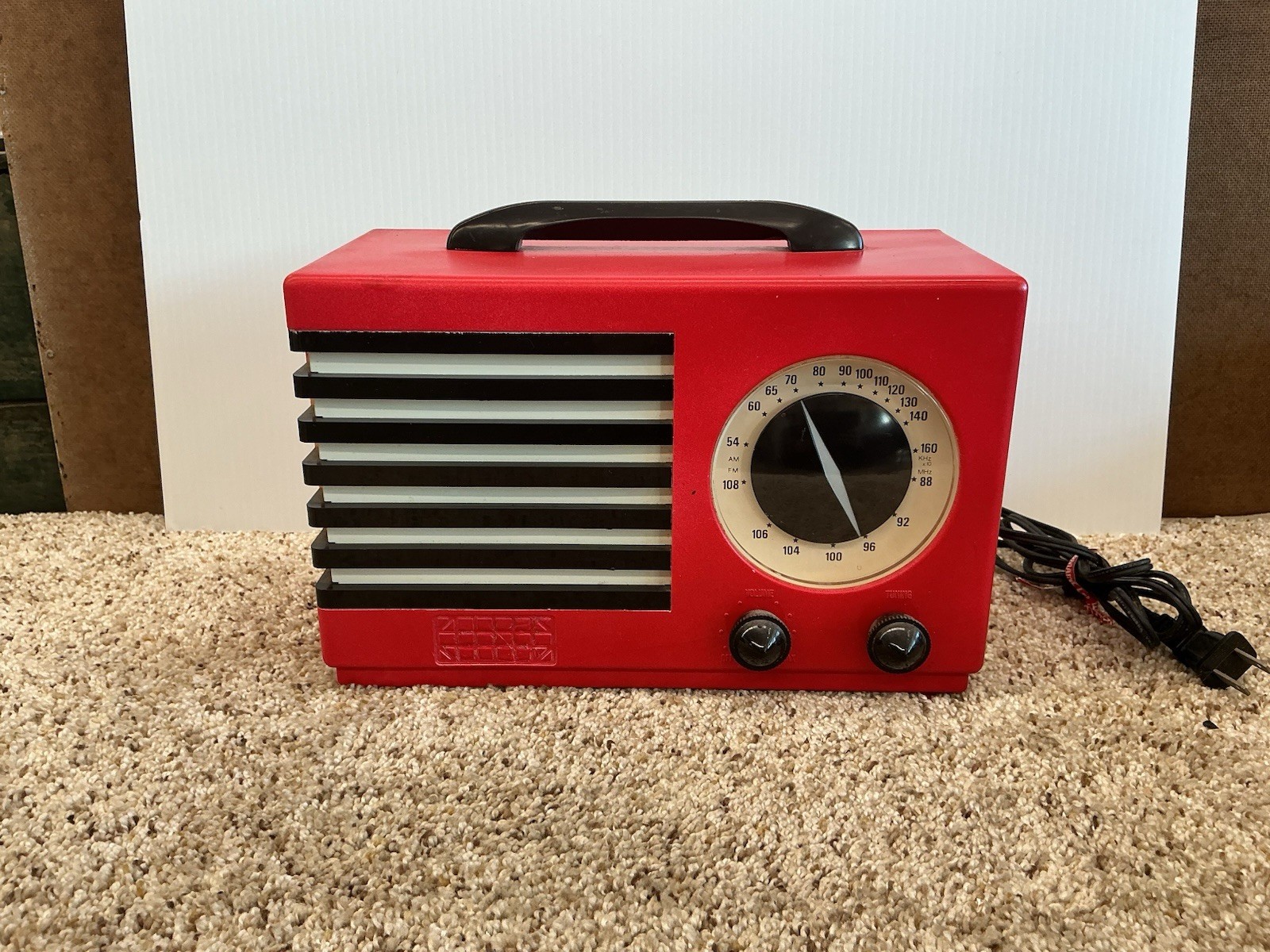 Vintage red Crosley CR-5 Red Limited Edition No. 3684 AM/FM Radio Vintage red Crosley CR-5 Red Limited Edition No. 3684 AM/FM Radio