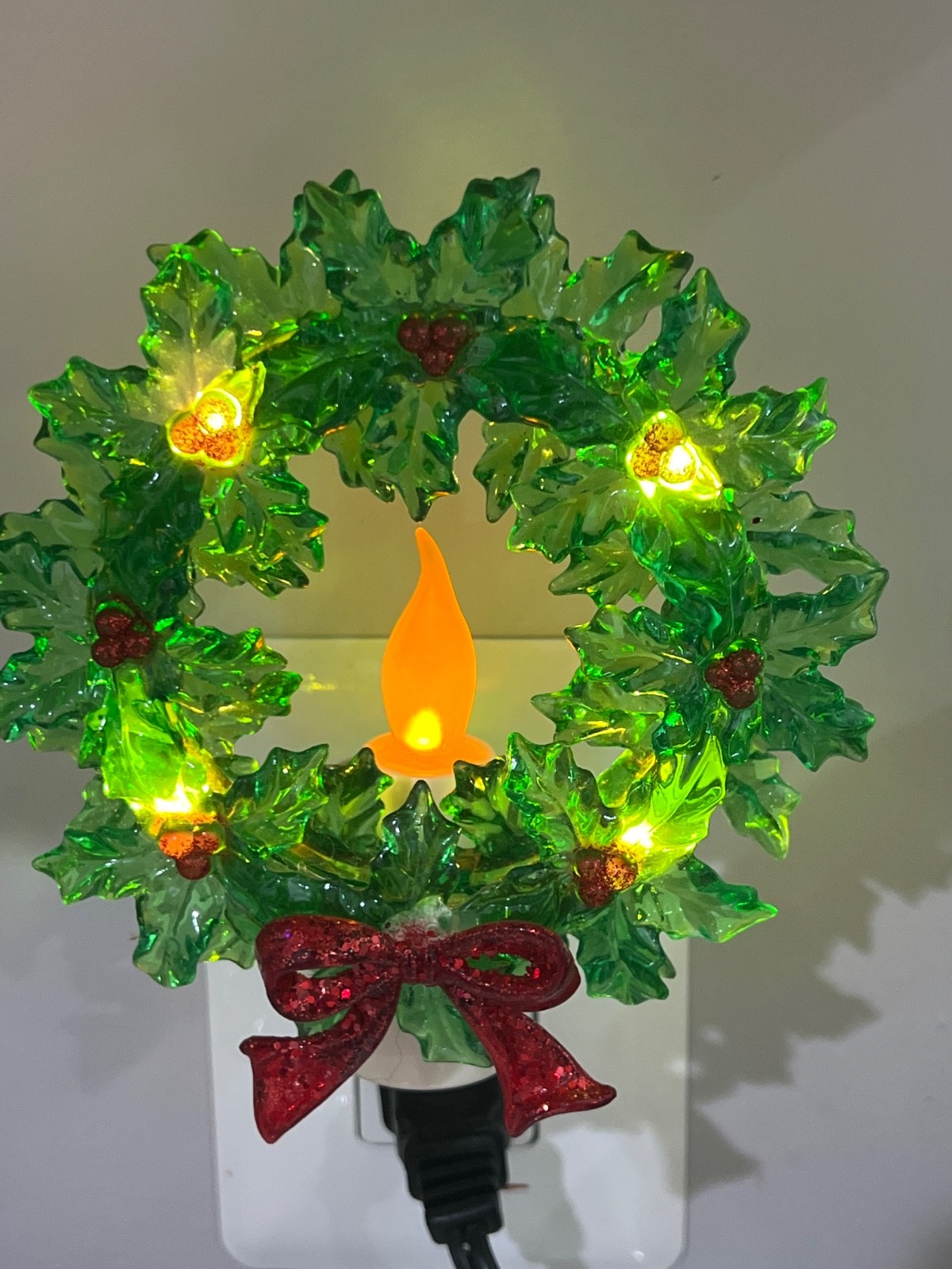 VINTAGE ST NICHOLAS SQUARE GREEN WREATH CHRISTMAS FLICKERING NIGHT LIGHT NOS VINTAGE ST NICHOLAS SQUARE GREEN WREATH CHRISTMAS FLICKERING NIGHT LIGHT NOS