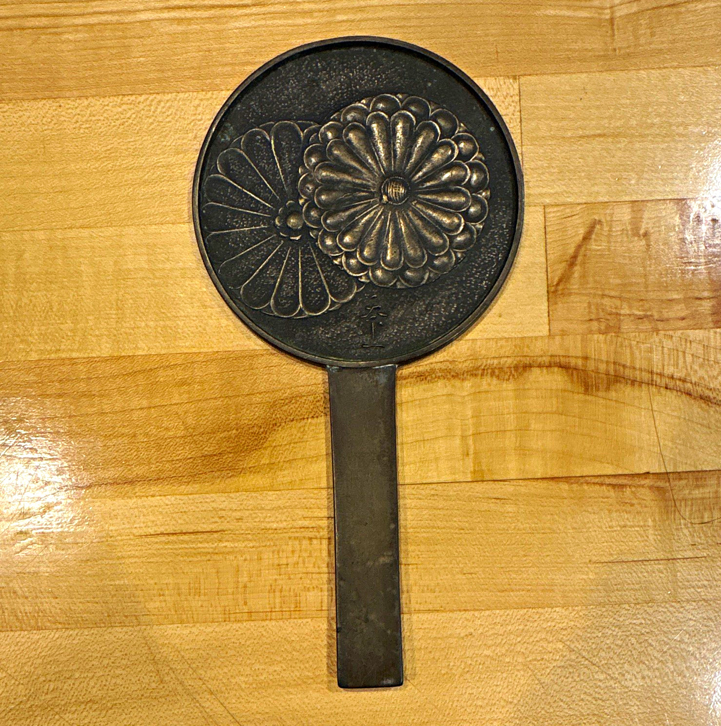 Antique Japanese bronze hand mirror, from Edo period(1603-1868)