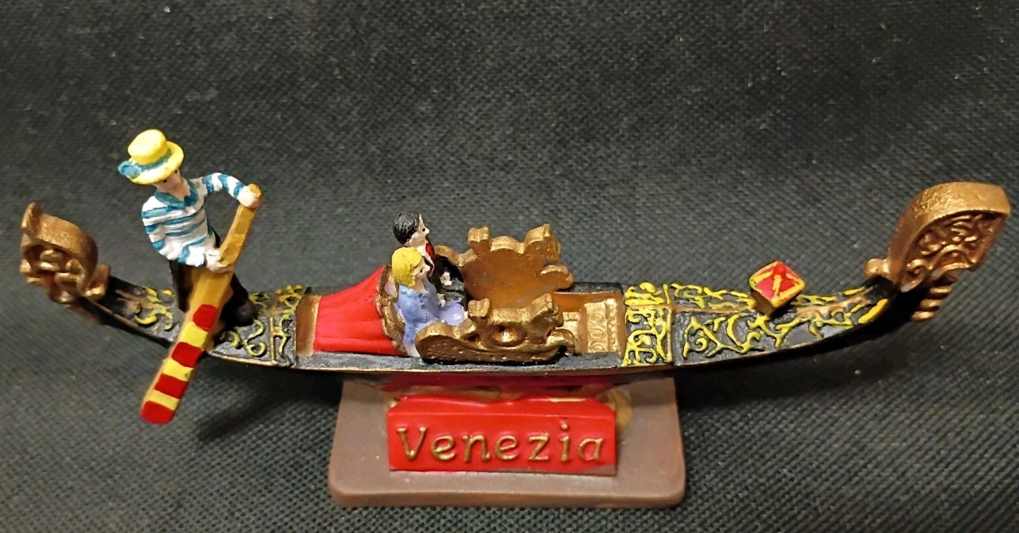 Vtg.Venezia Figurine Italian Nostalgic Gondola. Collectible, Souvenir. 5¼X3X1½. Vtg.Venezia Figurine Italian Nostalgic Gondola. Collectible, Souvenir. 5¼X3X1½.