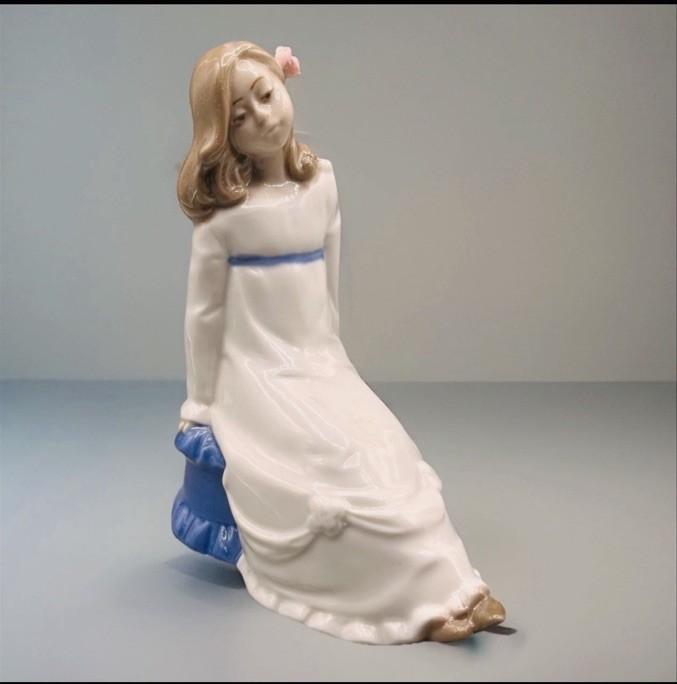 BEST SPAIN Nadal “Girl Seated on a Cushion” Figurine, Signed, PERFECT BEST SPAIN Nadal “Girl Seated on a Cushion” Figurine, Signed, PERFECT