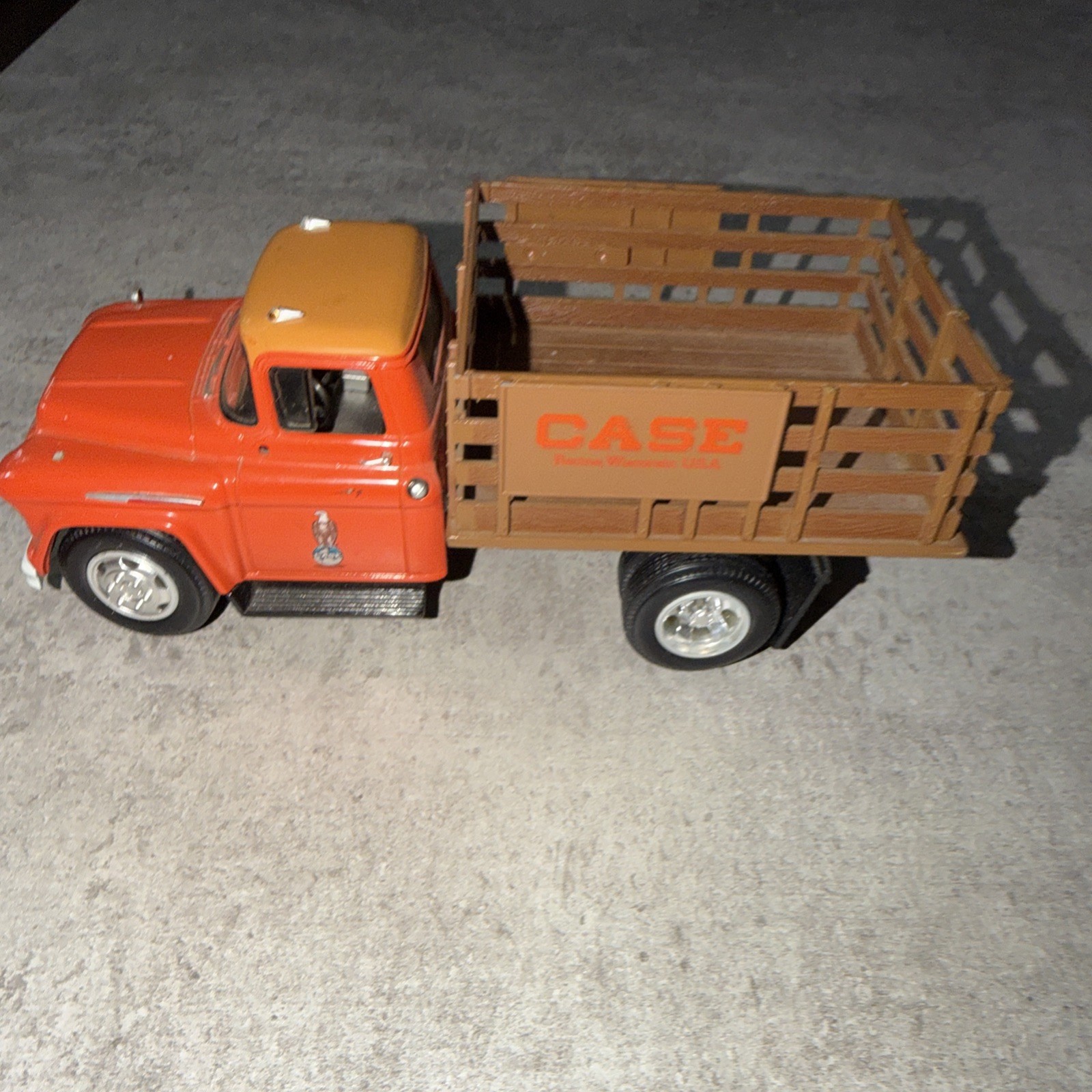 ERTL 1/25 1957 CHEVROLET STAKE TRUCK CASE DIE-CAST STOCK# 426 TASKMASTER V8 ERTL 1/25 1957 CHEVROLET STAKE TRUCK CASE DIE-CAST STOCK# 426 TASKMASTER V8