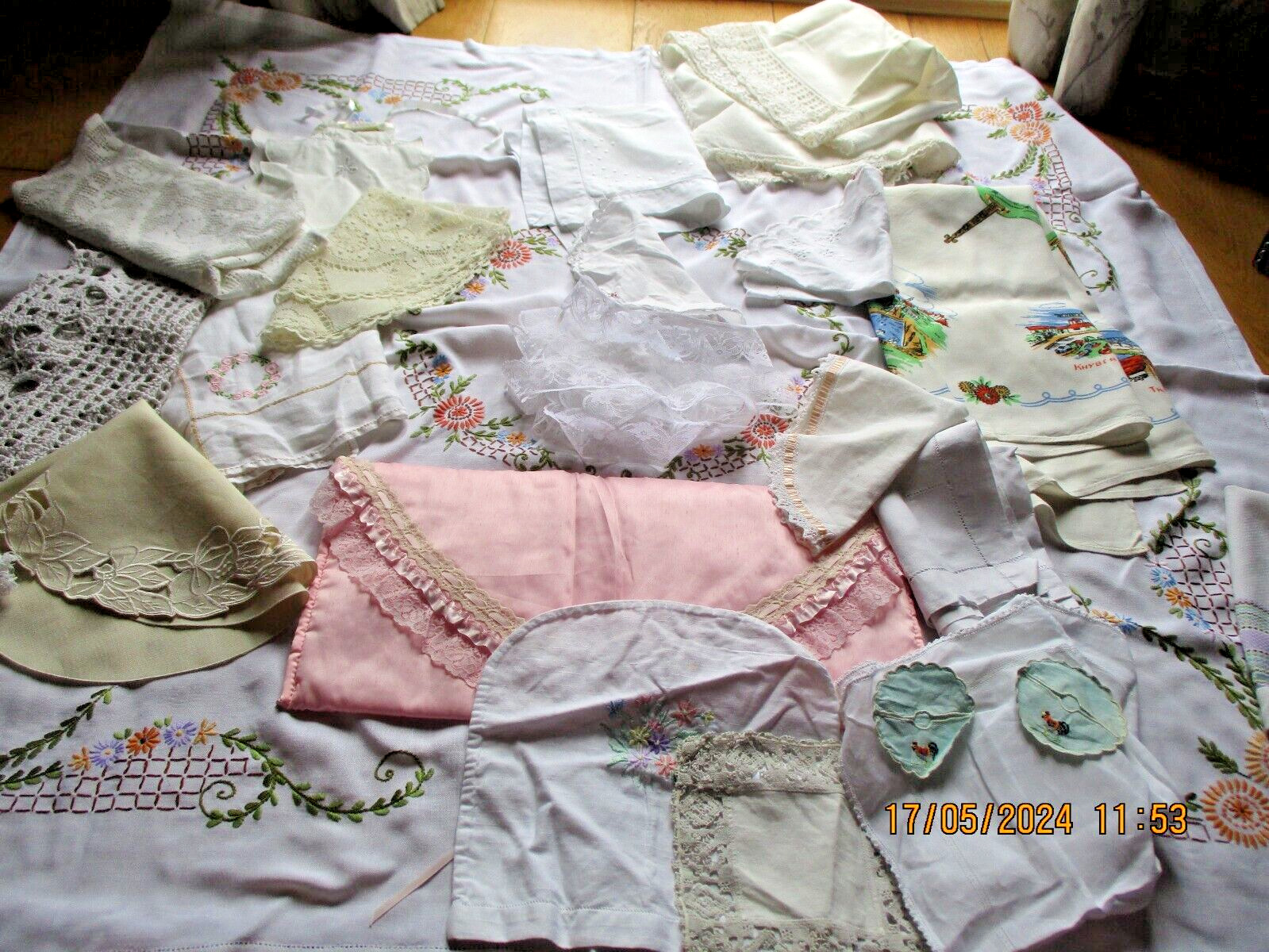 Job Lot 21 Vintage Embroidered Crochet Linen Tablecloths Mats Craft Ref#Z
