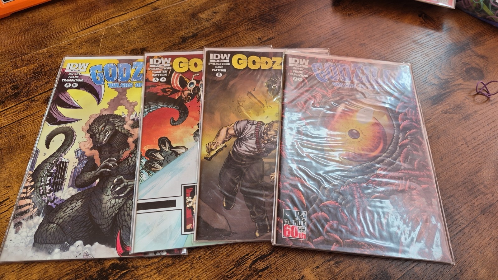 Lote 4 Comics Godzilla Rulers of Earth IDW #4 #6 #8 #11 - Biollante NM