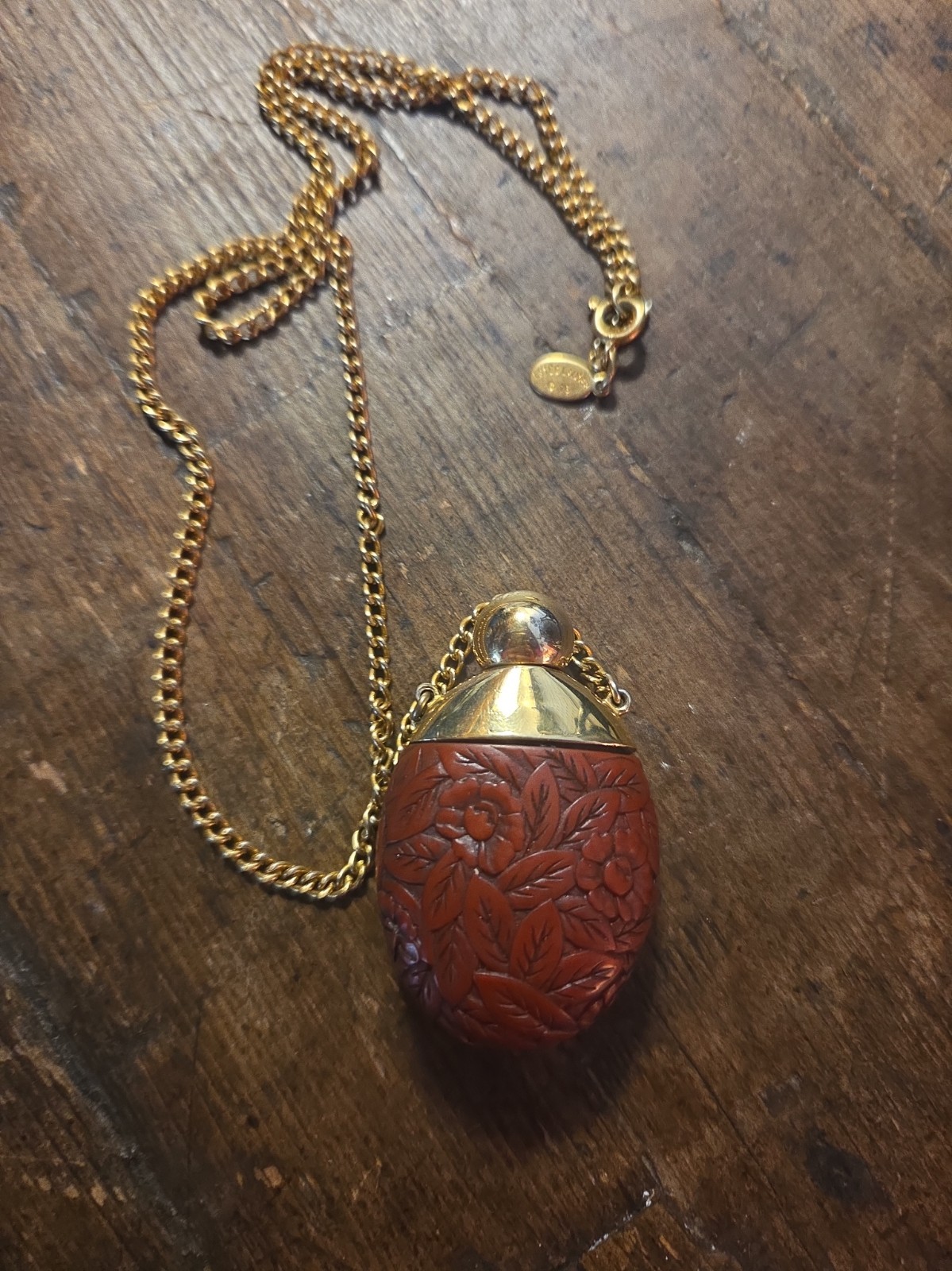 ANTIQUE ESTEE LAUDER CINNABAR PERFUME NECKLACE ANTIQUE ESTEE LAUDER CINNABAR PERFUME NECKLACE