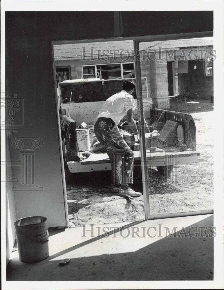 1970 Press Photo Construction worker unloads items at North Port construction