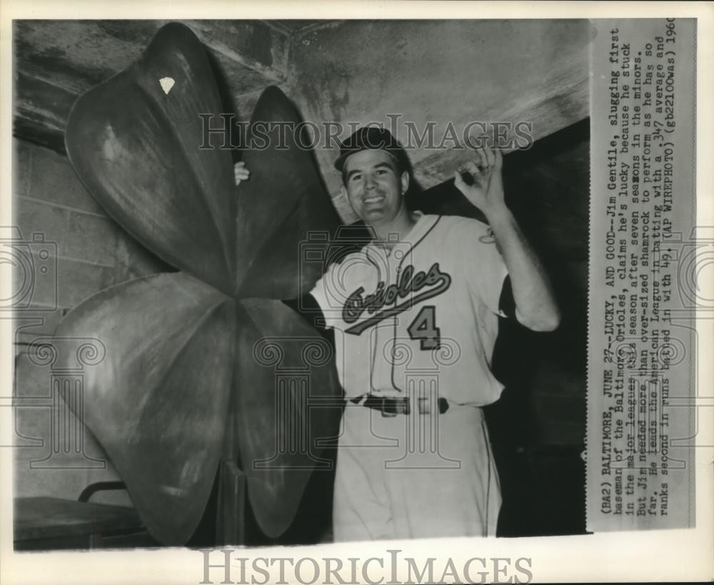 1960 Press Photo Baltimore Oriles' Jim Gentile with lucky shamrock - nox21316 1960 Press Photo Baltimore Oriles' Jim Gentile with lucky shamrock - nox21316