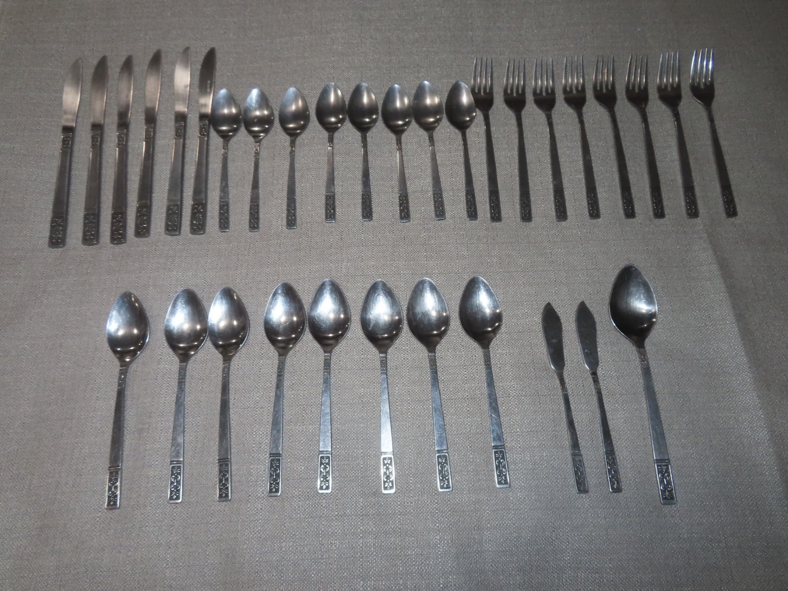 33 pieces IMPERIAL INTERNATIONAL IIC STAINLESS FLATWARE CORTINA PATTERN