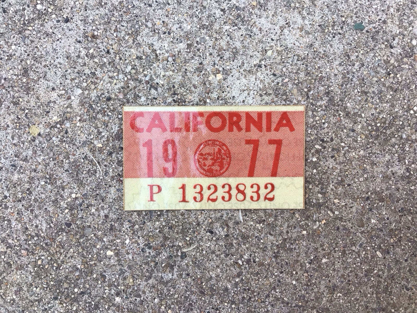 1977 - CALIFORNIA LICENSE PLATE - YEAR REGISTRATION STICKER - NOS