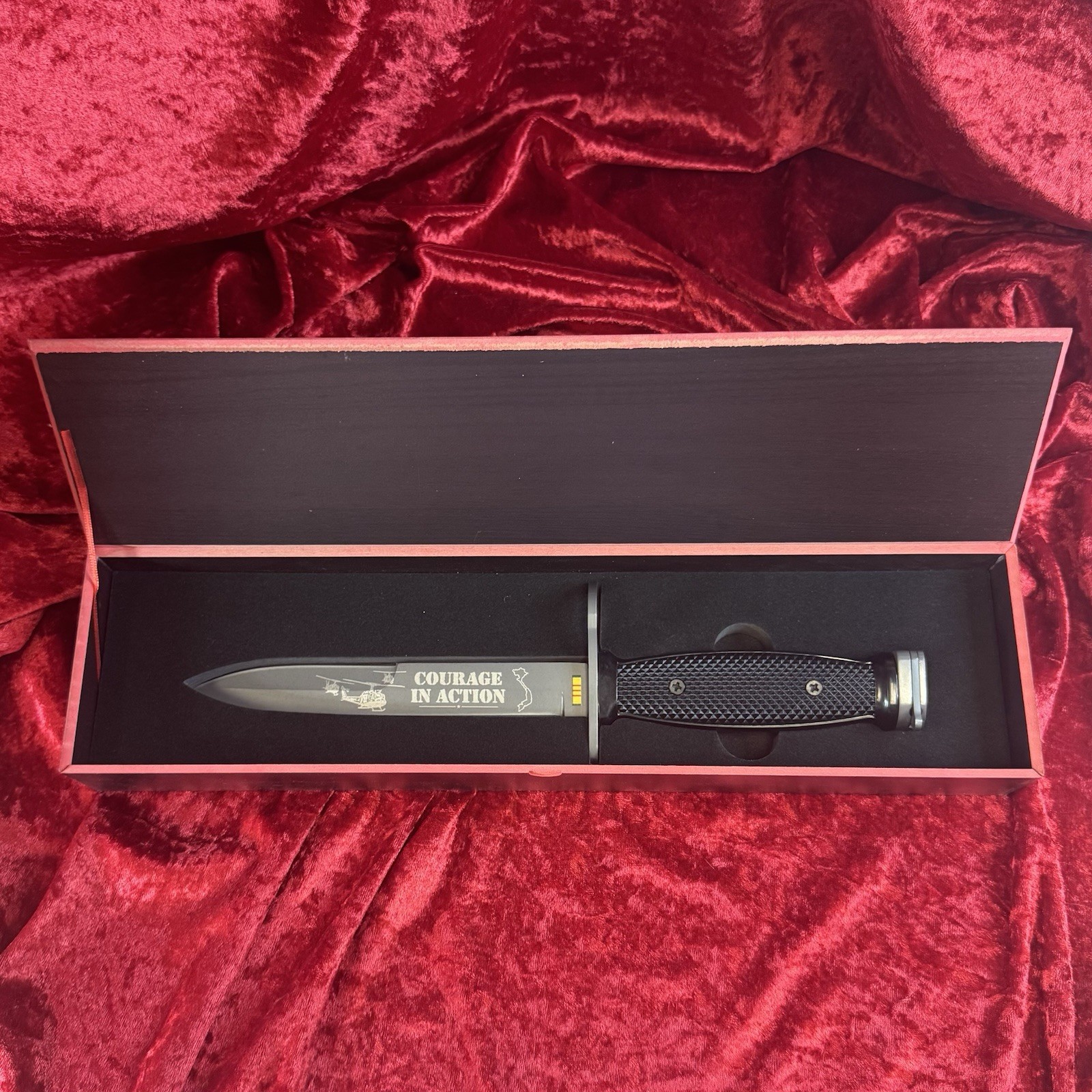 American Mint America At War Vietnam Courage in Action War Knife American Mint America At War Vietnam Courage in Action War Knife