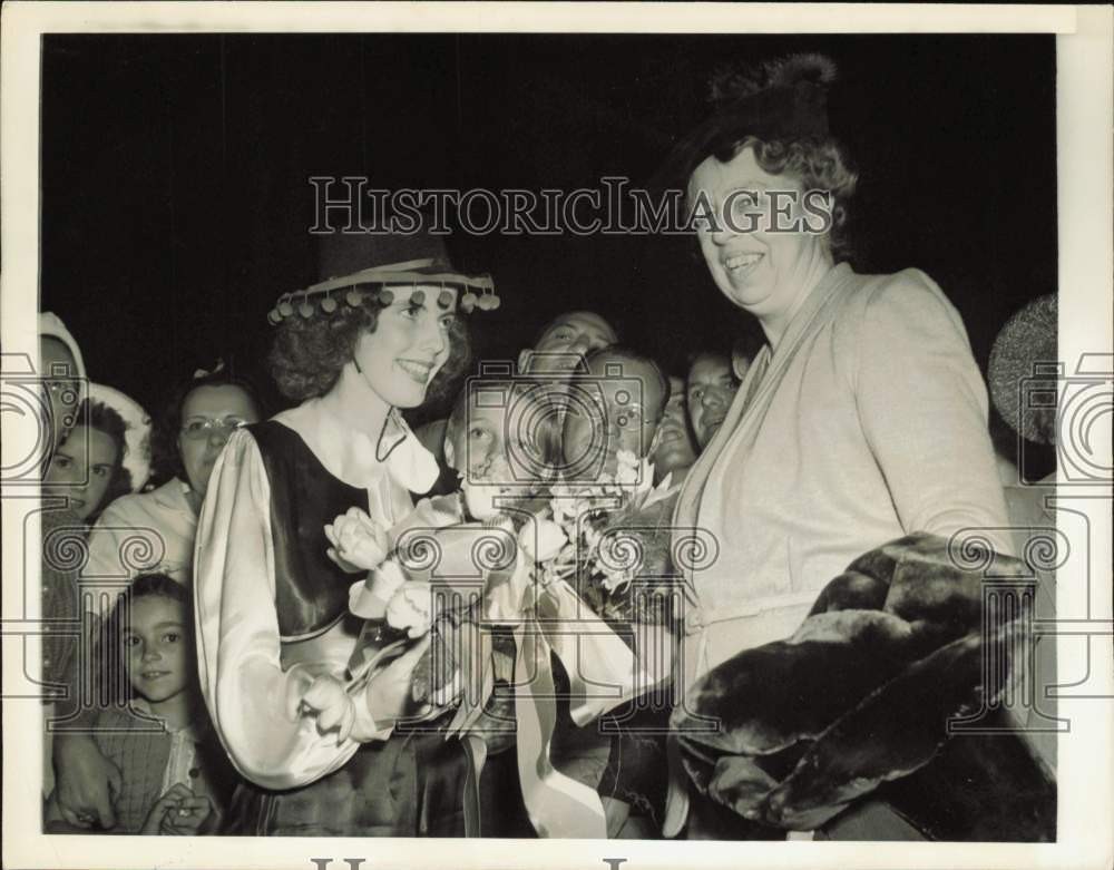 1941 Press Photo First Lady Eleanor Roosevelt Welcomed by Miami High Schoolers
