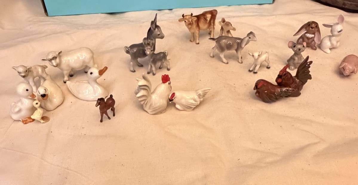 Vintage Hagen-Renaker Miniature Farm & Barnyard Collection - 21 Piece Lot Cows