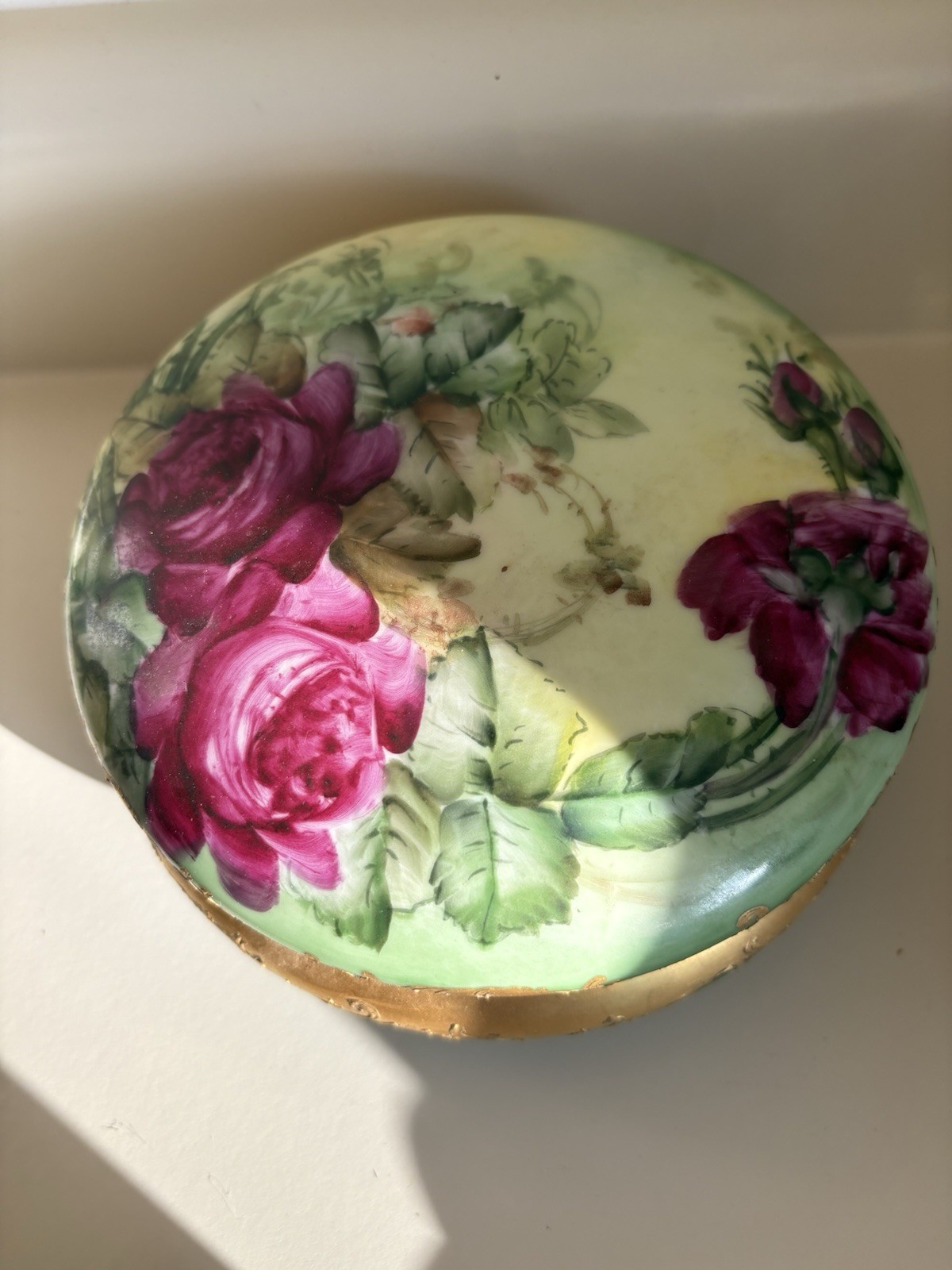 Antique Limoges T&V Tresseman Vogt Dresser Or vanity Box. HP Featuring Red roses Antique Limoges T&V Tresseman Vogt Dresser Or vanity Box. HP Featuring Red roses