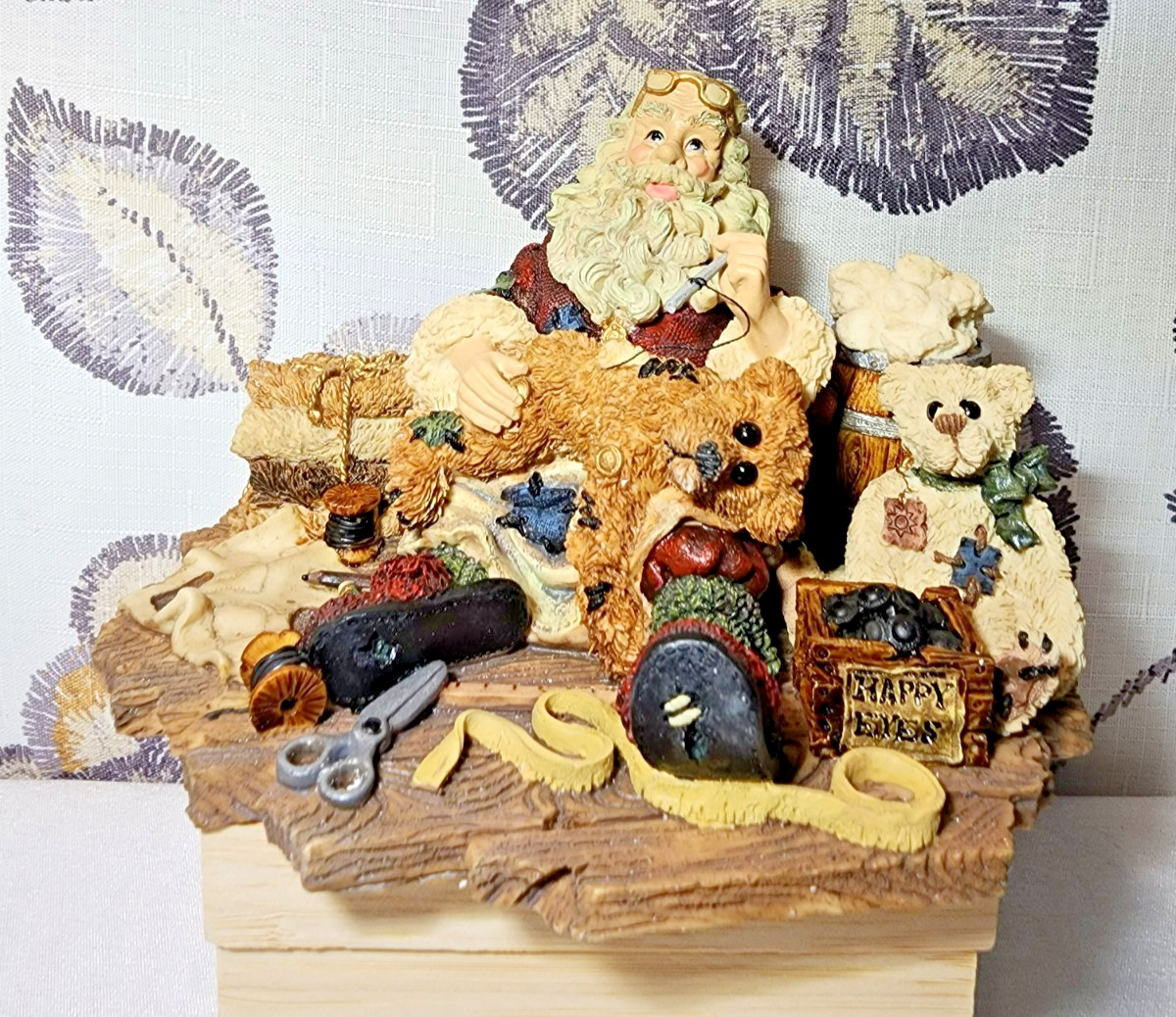 Vintage 1996 Boyds Bears Santa's Hobby #3004 Santa & Friends Christmas Figurine