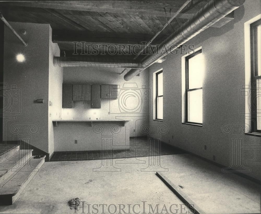 1985 Press Photo Gary Petersen\'s Empty Living Room Toward the Kitchen